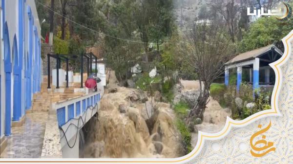 أنهار من مياه الأمطار تخترق وسط مدينة شفشاون وتعيد الحياة للإقليم